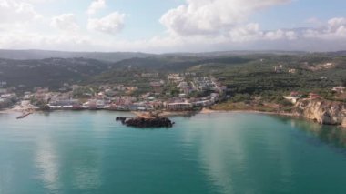 Hava aracı görüntüsü. Yazın Girit, Yunanistan 'da ünlü plaj manzarası. Libya denizinde nehir ve palmiye ağaçları olan ünlü bir sahil. Tropikal ada, Panoramik manzara Girit adasının en güzel plajları