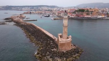 Muhteşem deniz feneri Yunanistan 'la Chania' nın havadan görünüşü. Güzel Eski şehir, Yunanistan ve en güzel manzaralı yerler - eski Chania kentinin manzaralı manzarası. Girit Adası, Panoramik, Seyahat Kavramları