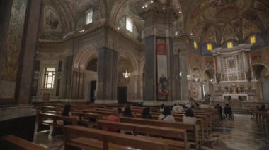 POMPEII, İtalya - 28 Eylül 2023 Pompeii 'deki Our Lady of the Rosary Bazilikası' nın İçi. Tespihin gizemleriyle mozaikler, üçüncü neşeli gizem - İsa 'nın doğuşu. 