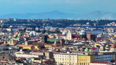 Napoli, İtalya - 2 Ağustos 2023 - Napoli, İtalya 'nın manzarası, tarihi merkezin havadan görünüşü, tüm İtalya' nın panoramik insansız hava aracı görüntüsü. Tarihi yerler üzerinde uçmak, dar sokaklar 