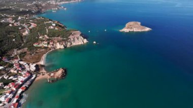 Hava aracı görüntüsü. Yazın Girit, Yunanistan 'da ünlü plaj manzarası. Libya denizinde nehir ve palmiye ağaçları olan ünlü bir sahil. Tropikal ada, Panoramik manzara Girit adasının en güzel plajları
