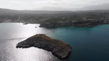Hava aracı görüntüsü. Yazın Girit, Yunanistan 'da ünlü plaj manzarası. Libya denizinde nehir ve palmiye ağaçları olan ünlü bir sahil. Tropikal ada, Panoramik manzara Girit adasının en güzel plajları