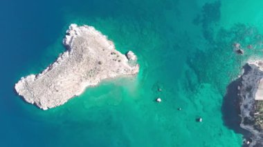 Hava aracı görüntüsü. Yazın Girit, Yunanistan 'da ünlü plaj manzarası. Libya denizinde nehir ve palmiye ağaçları olan ünlü bir sahil. Tropikal ada, Panoramik manzara Girit adasının en güzel plajları