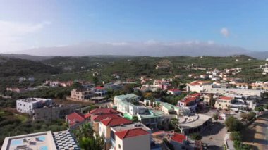 Hava aracı görüntüsü. Yazın Girit, Yunanistan 'da ünlü plaj manzarası. Libya denizinde nehir ve palmiye ağaçları olan ünlü bir sahil. Tropikal ada, Panoramik manzara Girit adasının en güzel plajları