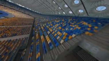 FPV uçuşu, Stadyum. Gece gündüz şehir manzarası. Yukarıdan aydınlık stadyuma kadar oyunlar ve taraftarlarla dolu bir manzara. Stadyum, Kiev, Ukrayna, Futbol stadyumu sahası, futbol arka planı, açık hava sporları 