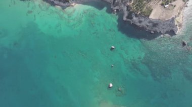 Hava aracı görüntüsü. Yazın Girit, Yunanistan 'da ünlü plaj manzarası. Libya denizinde nehir ve palmiye ağaçları olan ünlü bir sahil. Tropikal ada, Panoramik manzara Girit adasının en güzel plajları