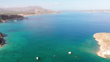 Hava aracı görüntüsü. Yazın Girit, Yunanistan 'da ünlü plaj manzarası. Libya denizinde nehir ve palmiye ağaçları olan ünlü bir sahil. Tropikal ada, Panoramik manzara Girit adasının en güzel plajları