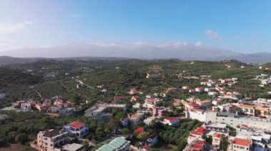 Hava aracı görüntüsü. Yazın Girit, Yunanistan 'da ünlü plaj manzarası. Libya denizinde nehir ve palmiye ağaçları olan ünlü bir sahil. Tropikal ada, Panoramik manzara Girit adasının en güzel plajları