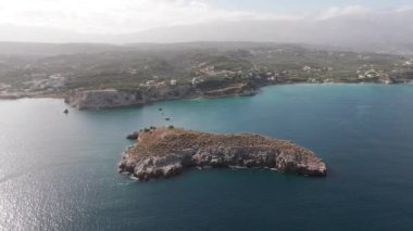 Hava aracı görüntüsü. Yazın Girit, Yunanistan 'da ünlü plaj manzarası. Libya denizinde nehir ve palmiye ağaçları olan ünlü bir sahil. Tropikal ada, Panoramik manzara Girit adasının en güzel plajları
