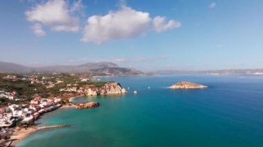 Hava aracı görüntüsü. Yazın Girit, Yunanistan 'da ünlü plaj manzarası. Libya denizinde nehir ve palmiye ağaçları olan ünlü bir sahil. Tropikal ada, Panoramik manzara Girit adasının en güzel plajları