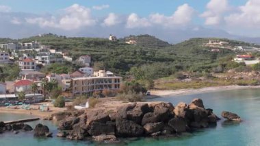 Hava aracı görüntüsü. Yazın Girit, Yunanistan 'da ünlü plaj manzarası. Libya denizinde nehir ve palmiye ağaçları olan ünlü bir sahil. Tropikal ada, Panoramik manzara Girit adasının en güzel plajları