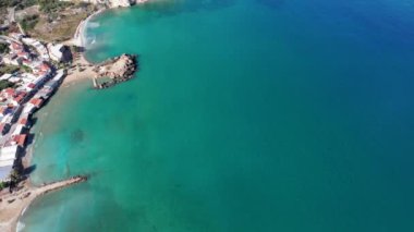 Hava aracı görüntüsü. Yazın Girit, Yunanistan 'da ünlü plaj manzarası. Libya denizinde nehir ve palmiye ağaçları olan ünlü bir sahil. Tropikal ada, Panoramik manzara Girit adasının en güzel plajları