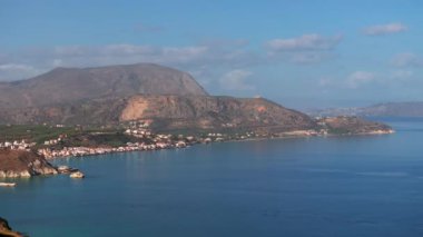 Hava aracı görüntüsü. Yazın Girit, Yunanistan 'da ünlü plaj manzarası. Libya denizinde nehir ve palmiye ağaçları olan ünlü bir sahil. Tropikal ada, Panoramik manzara Girit adasının en güzel plajları