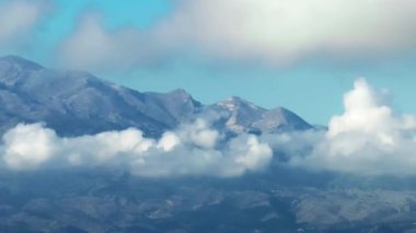 Yunanistan 'daki Girit adasının Dağ Havası manzarası. Gün batımında dağ manzarası, zeytin ağaçları ve üzüm bağları. Güney Ege Denizi üzerinde uçan hava videosu Oia, Santorini, Yunanistan, gün doğumunu gösteriyor
