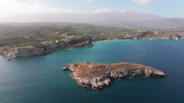 Hava aracı görüntüsü. Yazın Girit, Yunanistan 'da ünlü plaj manzarası. Libya denizinde nehir ve palmiye ağaçları olan ünlü bir sahil. Tropikal ada, Panoramik manzara Girit adasının en güzel plajları