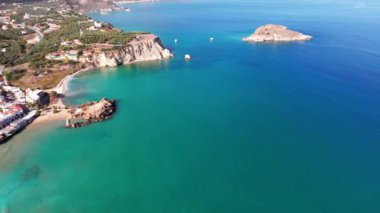 Hava aracı görüntüsü. Yazın Girit, Yunanistan 'da ünlü plaj manzarası. Libya denizinde nehir ve palmiye ağaçları olan ünlü bir sahil. Tropikal ada, Panoramik manzara Girit adasının en güzel plajları