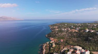 Hava aracı görüntüsü. Yazın Girit, Yunanistan 'da ünlü plaj manzarası. Libya denizinde nehir ve palmiye ağaçları olan ünlü bir sahil. Tropikal ada, Panoramik manzara Girit adasının en güzel plajları