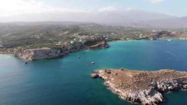 Hava aracı görüntüsü. Yazın Girit, Yunanistan 'da ünlü plaj manzarası. Libya denizinde nehir ve palmiye ağaçları olan ünlü bir sahil. Tropikal ada, Panoramik manzara Girit adasının en güzel plajları