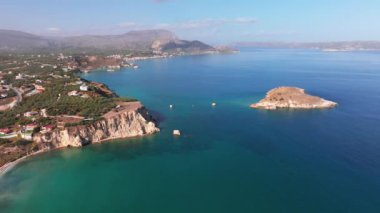 Hava aracı görüntüsü. Yazın Girit, Yunanistan 'da ünlü plaj manzarası. Libya denizinde nehir ve palmiye ağaçları olan ünlü bir sahil. Tropikal ada, Panoramik manzara Girit adasının en güzel plajları