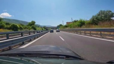 Napoli, İtalya - 2 Ağustos 2023, Amalfi Sahil yollarında araba sürerken, Positano 'nun pitoresk köyünde dar sokaklar boyunca sürerken. Avrupa 'da tatil ve seyahat kavramı. 