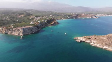 Hava aracı görüntüsü. Yazın Girit, Yunanistan 'da ünlü plaj manzarası. Libya denizinde nehir ve palmiye ağaçları olan ünlü bir sahil. Tropikal ada, Panoramik manzara Girit adasının en güzel plajları