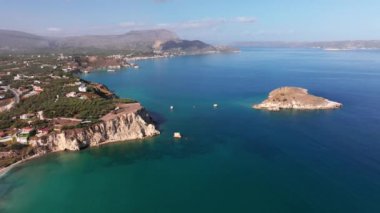Hava aracı görüntüsü. Yazın Girit, Yunanistan 'da ünlü plaj manzarası. Libya denizinde nehir ve palmiye ağaçları olan ünlü bir sahil. Tropikal ada, Panoramik manzara Girit adasının en güzel plajları