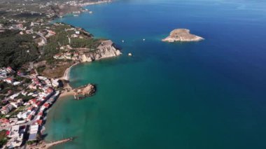 Hava aracı görüntüsü. Yazın Girit, Yunanistan 'da ünlü plaj manzarası. Libya denizinde nehir ve palmiye ağaçları olan ünlü bir sahil. Tropikal ada, Panoramik manzara Girit adasının en güzel plajları