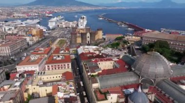 Napoli, İtalya - 2 Ağustos 2023 - Napoli, İtalya 'nın manzarası, tarihi merkezin havadan görünüşü, tüm İtalya' nın panoramik insansız hava aracı görüntüsü. Tarihi yerler üzerinde uçmak, dar sokaklar 