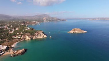 Hava aracı görüntüsü. Yazın Girit, Yunanistan 'da ünlü plaj manzarası. Libya denizinde nehir ve palmiye ağaçları olan ünlü bir sahil. Tropikal ada, Panoramik manzara Girit adasının en güzel plajları