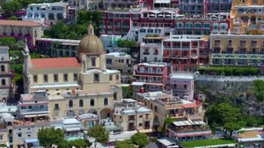 Positano, İtalya 'nın Amalfi Sahili' nde turistik bir yer. Amalfi kıyısındaki ünlü turist beldesinin havadan görünüşü. Yeşil sulu bitki örtüsü, Positano Napoli metropolitan bölgesinde bir köydür.. 