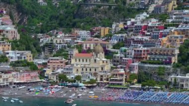 Positano, İtalya 'nın Amalfi Sahili' nde turistik bir yer. Amalfi kıyısındaki ünlü turist beldesinin havadan görünüşü. Yeşil sulu bitki örtüsü, Positano Napoli metropolitan bölgesinde bir köydür.. 