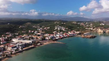 Hava aracı görüntüsü. Yazın Girit, Yunanistan 'da ünlü plaj manzarası. Libya denizinde nehir ve palmiye ağaçları olan ünlü bir sahil. Tropikal ada, Panoramik manzara Girit adasının en güzel plajları