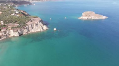 Hava aracı görüntüsü. Yazın Girit, Yunanistan 'da ünlü plaj manzarası. Libya denizinde nehir ve palmiye ağaçları olan ünlü bir sahil. Tropikal ada, Panoramik manzara Girit adasının en güzel plajları