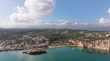 Hava aracı görüntüsü. Yazın Girit, Yunanistan 'da ünlü plaj manzarası. Libya denizinde nehir ve palmiye ağaçları olan ünlü bir sahil. Tropikal ada, Panoramik manzara Girit adasının en güzel plajları