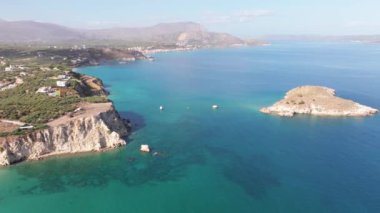 Hava aracı görüntüsü. Yazın Girit, Yunanistan 'da ünlü plaj manzarası. Libya denizinde nehir ve palmiye ağaçları olan ünlü bir sahil. Tropikal ada, Panoramik manzara Girit adasının en güzel plajları