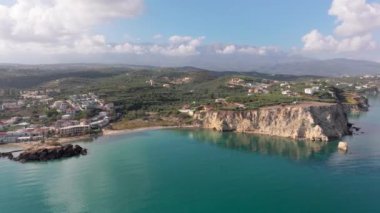 Hava aracı görüntüsü. Yazın Girit, Yunanistan 'da ünlü plaj manzarası. Libya denizinde nehir ve palmiye ağaçları olan ünlü bir sahil. Tropikal ada, Panoramik manzara Girit adasının en güzel plajları