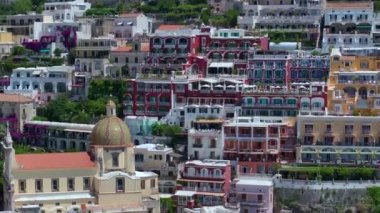 Positano, İtalya 'nın Amalfi Sahili' nde turistik bir yer. Amalfi kıyısındaki ünlü turist beldesinin havadan görünüşü. Yeşil sulu bitki örtüsü, Positano Napoli metropolitan bölgesinde bir köydür.. 