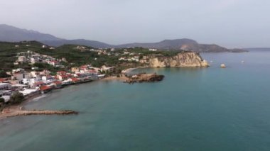 Hava aracı görüntüsü. Yazın Girit, Yunanistan 'da ünlü plaj manzarası. Libya denizinde nehir ve palmiye ağaçları olan ünlü bir sahil. Tropikal ada, Panoramik manzara Girit adasının en güzel plajları