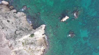 Hava aracı görüntüsü. Yazın Girit, Yunanistan 'da ünlü plaj manzarası. Libya denizinde nehir ve palmiye ağaçları olan ünlü bir sahil. Tropikal ada, Panoramik manzara Girit adasının en güzel plajları