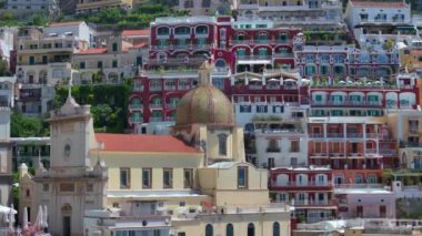 Positano, İtalya 'nın Amalfi Sahili' nde turistik bir yer. Amalfi kıyısındaki ünlü turist beldesinin havadan görünüşü. Yeşil sulu bitki örtüsü, Positano Napoli metropolitan bölgesinde bir köydür.. 