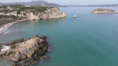 Hava aracı görüntüsü. Yazın Girit, Yunanistan 'da ünlü plaj manzarası. Libya denizinde nehir ve palmiye ağaçları olan ünlü bir sahil. Tropikal ada, Panoramik manzara Girit adasının en güzel plajları