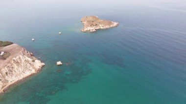 Hava aracı görüntüsü. Yazın Girit, Yunanistan 'da ünlü plaj manzarası. Libya denizinde nehir ve palmiye ağaçları olan ünlü bir sahil. Tropikal ada, Panoramik manzara Girit adasının en güzel plajları