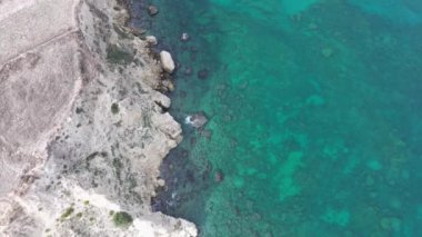 Hava aracı görüntüsü. Yazın Girit, Yunanistan 'da ünlü plaj manzarası. Libya denizinde nehir ve palmiye ağaçları olan ünlü bir sahil. Tropikal ada, Panoramik manzara Girit adasının en güzel plajları