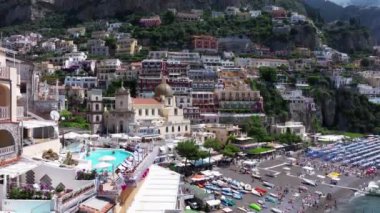 Positano, İtalya 'nın Amalfi Sahili' nde turistik bir yer. Amalfi kıyısındaki ünlü turist beldesinin havadan görünüşü. Yeşil sulu bitki örtüsü, Positano Napoli metropolitan bölgesinde bir köydür.. 