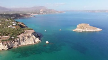 Hava aracı görüntüsü. Yazın Girit, Yunanistan 'da ünlü plaj manzarası. Libya denizinde nehir ve palmiye ağaçları olan ünlü bir sahil. Tropikal ada, Panoramik manzara Girit adasının en güzel plajları
