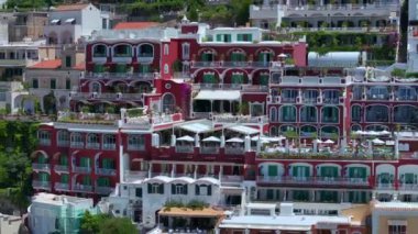 Positano, İtalya 'nın Amalfi Sahili' nde turistik bir yer. Amalfi kıyısındaki ünlü turist beldesinin havadan görünüşü. Yeşil sulu bitki örtüsü, Positano Napoli metropolitan bölgesinde bir köydür.. 