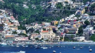 Positano, İtalya 'nın Amalfi Sahili' nde turistik bir yer. Amalfi kıyısındaki ünlü turist beldesinin havadan görünüşü. Yeşil sulu bitki örtüsü, Positano Napoli metropolitan bölgesinde bir köydür.. 