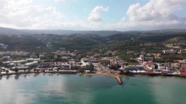 Hava aracı görüntüsü. Yazın Girit, Yunanistan 'da ünlü plaj manzarası. Libya denizinde nehir ve palmiye ağaçları olan ünlü bir sahil. Tropikal ada, Panoramik manzara Girit adasının en güzel plajları