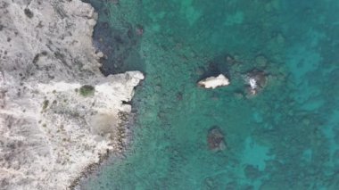 Hava aracı görüntüsü. Yazın Girit, Yunanistan 'da ünlü plaj manzarası. Libya denizinde nehir ve palmiye ağaçları olan ünlü bir sahil. Tropikal ada, Panoramik manzara Girit adasının en güzel plajları