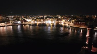 Geceleri Chania kasabası, Deniz feneri, İHA çekimi, Girit, Yunanistan, Chania 'nın muhteşem deniz feneri, Güzel Eski Şehir, Yunanistan ve en güzel manzaralı yerleri ile havadan görünüşü - eski güzel kasaba manzarası 